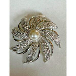 Sarah Coventry Brooch Pin Silvertone Swirl Sunburst Pinwheel Jewelry Faux Pearl